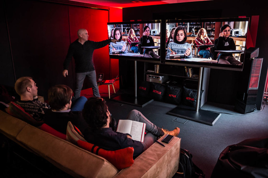 Richard Smith dévoilent les différences, à l'écran, du format Dolby Vision face au "SDR" / Netflix Richard Smith dévoilent les différences, à l'écran, du format Dolby Vision face au "SDR" / Netflix