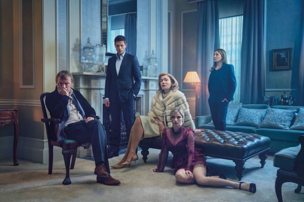Gauche à droite : R. Dmitri Godman (ALEKSEY SEREBRYAKOV), Alex Godman (JAMES NORTON), Oksana Godman (MARIA SHUKSHINA), Katya Godman (FAYE MARSAY), Rebecca Harper (JULIET RYLANCE) / Amazon -- BBC Gauche à droite : R. Dmitri Godman (ALEKSEY SEREBRYAKOV), Alex Godman (JAMES NORTON), Oksana Godman (MARIA SHUKSHINA), Katya Godman (FAYE MARSAY), Rebecca Harper (JULIET RYLANCE) / Amazon -- BBC