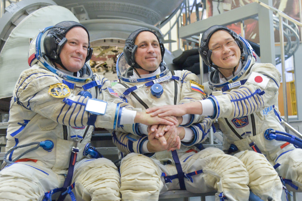Norishige Kanai (à droite), en compagnie de Scott Tingle et Anton Shkaplerov. CC Flickr Nasa Norishige Kanai (à droite), en compagnie de Scott Tingle et Anton Shkaplerov. CC Flickr Nasa