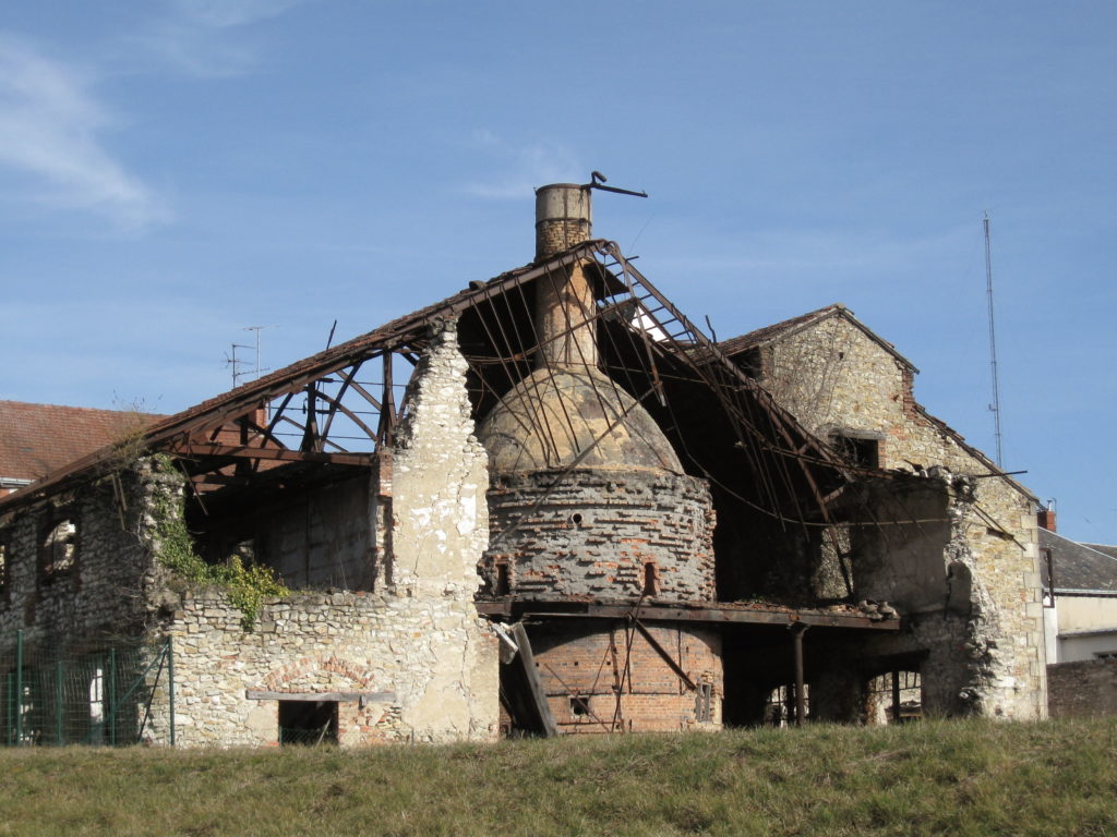 Bâtiment abritant un four rond à globe de l'ancienne fabrique de porcelaine Gaucher, Vierzon. / CC. Croquant Bâtiment abritant un four rond à globe de l'ancienne fabrique de porcelaine Gaucher, Vierzon. / CC. Croquant