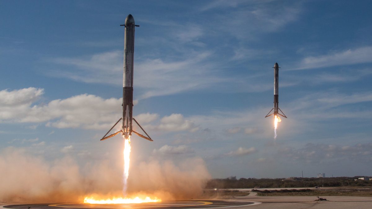 La double récupération des propulseurs latéraux. // Source : SpaceX La double récupération des propulseurs latéraux. // Source : SpaceX