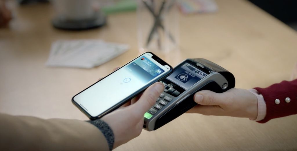 À son lancement Apple Pay comptait la Banque Populaire et la Société Générale dans ses partenaires // Source : Apple À son lancement Apple Pay comptait la Banque Populaire et la Société Générale dans ses partenaires // Source : Apple