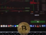 Une pièce frappée du logo du Bitcoin. // Source : Marco Verch
