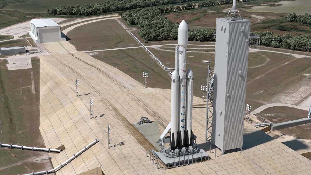 La Falcon Heavy sur son pas de tir. // Source : SpaceX La Falcon Heavy sur son pas de tir. // Source : SpaceX