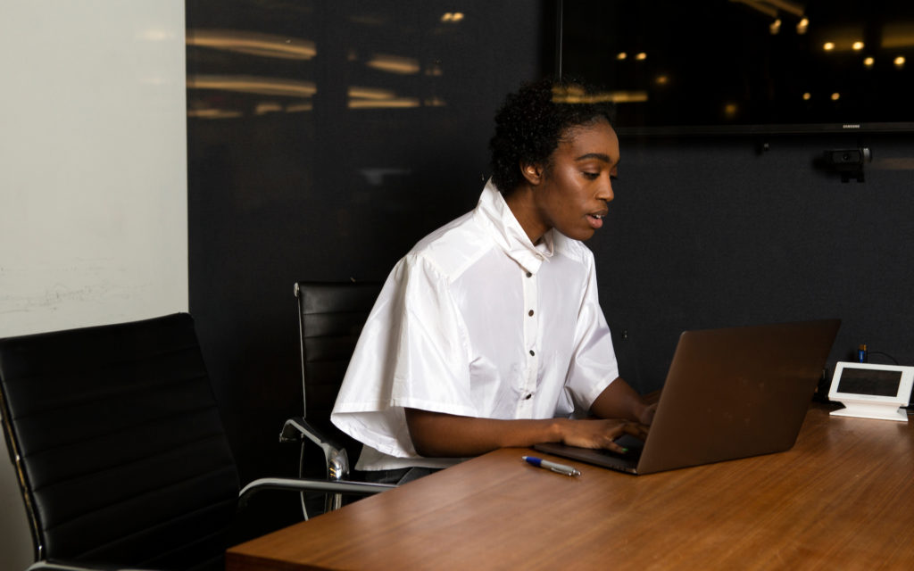 En plein travail sur un laptop. // Source : Broadly/CC/The Gender Spectrum Collection (photo recadrée) En plein travail sur un laptop. // Source : Broadly/CC/The Gender Spectrum Collection (photo recadrée)