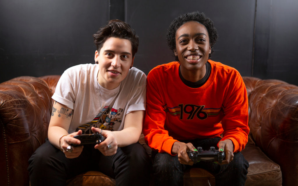 Deux personnes jouant à un jeu vidéo. // Source : Broadly/CC/The Gender Spectrum Collection (photo recadrée) Deux personnes jouant à un jeu vidéo. // Source : Broadly/CC/The Gender Spectrum Collection (photo recadrée)