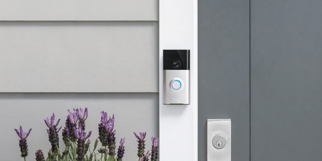 Photo d'une sonnette connectée Ring sur le pas d'une porte de maison. Photo d'une sonnette connectée Ring sur le pas d'une porte de maison.