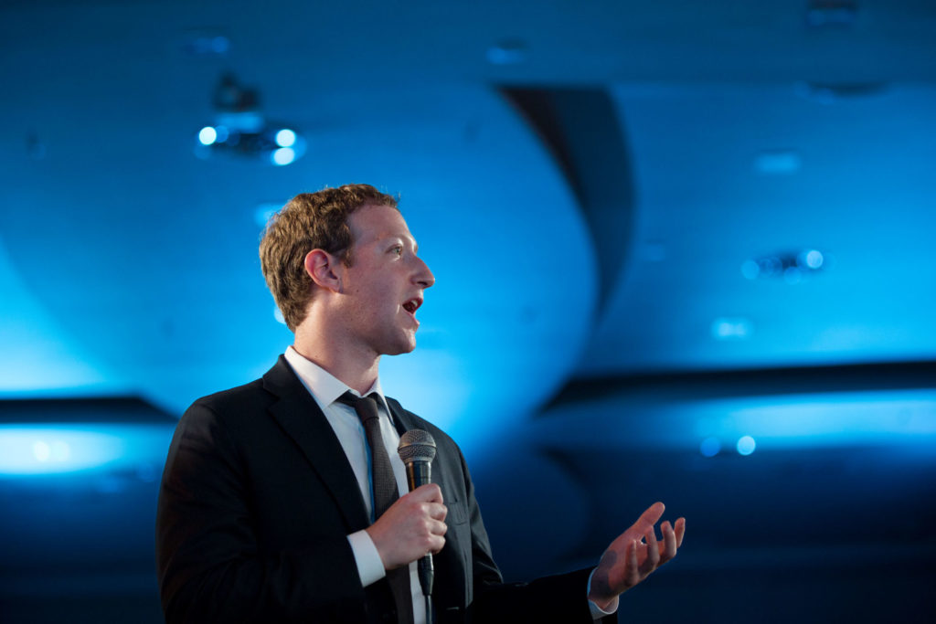 Mark Zuckerberg lors d'une conférence. // Source : Official White House Photo by Pete Souza Mark Zuckerberg lors d'une conférence. // Source : Official White House Photo by Pete Souza