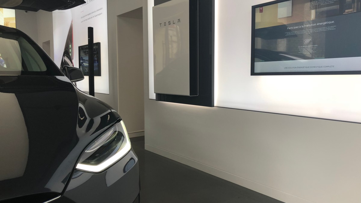 tesla-boutique-paris-1 tesla-boutique-paris-1