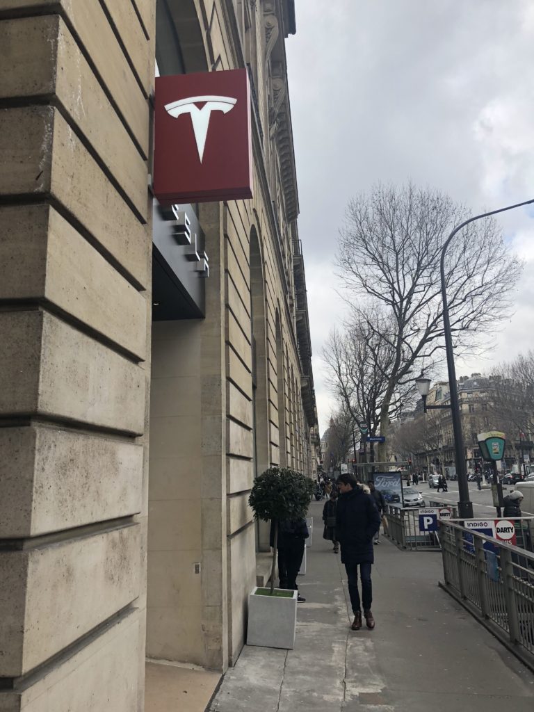 Boutique Tesla à Paris // Source : Numerama Boutique Tesla à Paris // Source : Numerama