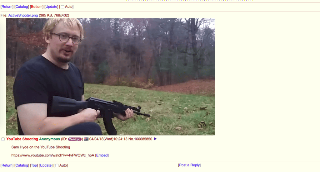 Un anonyme poste une fausse vidéo YouTube accompagnée d'une photo de Sam Hyde. Capture d'écran 4chan. Un anonyme poste une fausse vidéo YouTube accompagnée d'une photo de Sam Hyde. Capture d'écran 4chan.