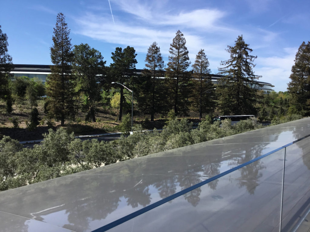 L'Apple Park vu du balcon du centre de visiteurs.