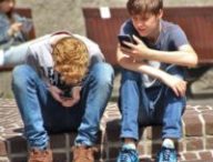 boys-cellphones-children-159395