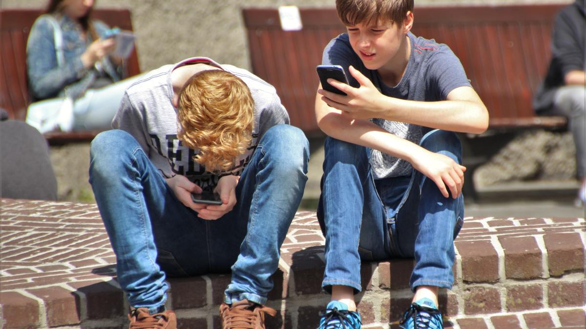 boys-cellphones-children-159395 boys-cellphones-children-159395