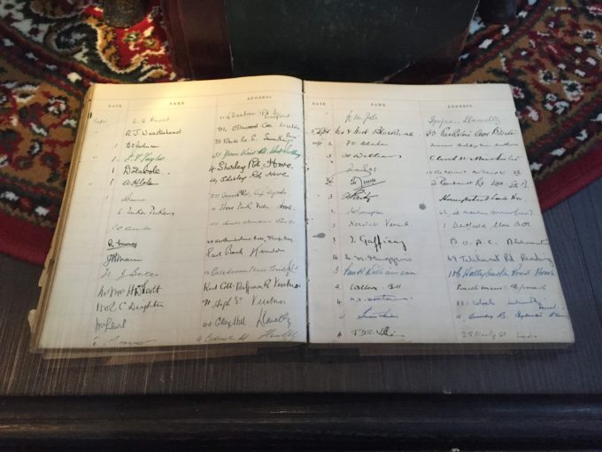 Old_guest_register,_Charles_Dickens_display,_Mercure_George_Hotel_Reading,_UK_-_20150707 Old_guest_register,_Charles_Dickens_display,_Mercure_George_Hotel_Reading,_UK_-_20150707