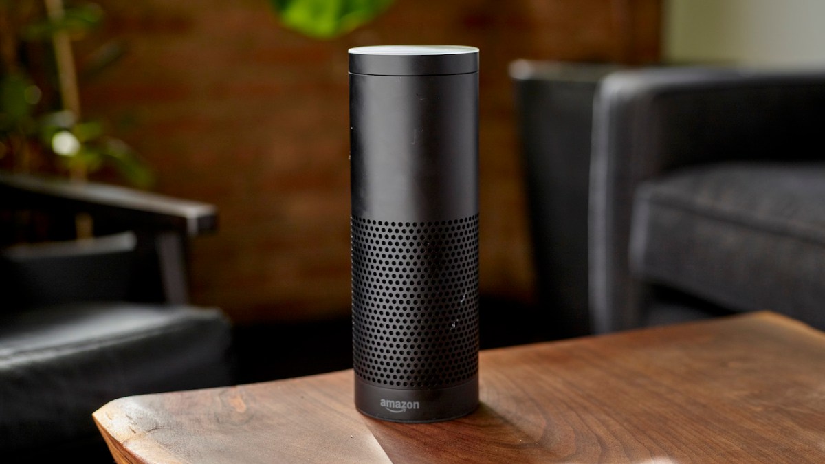Une enceinte connectée Amazon, sur laquelle Alexa // Source : Quote Catalog / Flickr Une enceinte connectée Amazon, sur laquelle Alexa // Source : Quote Catalog / Flickr