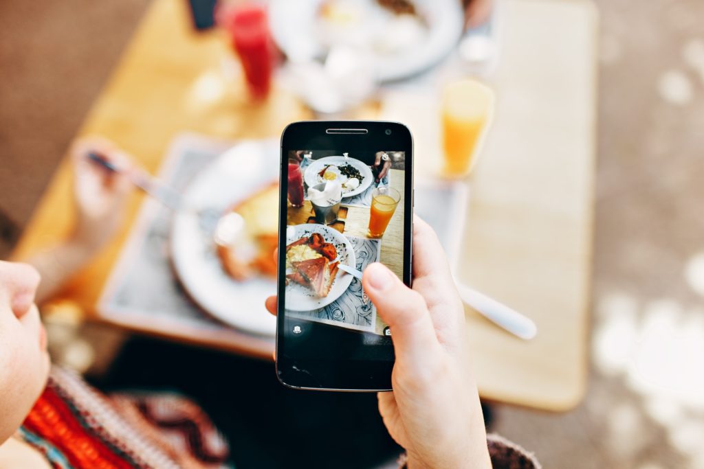 Le social media sitter s'occupe de votre compte Instagram pendant votre séjour. // Source : Helena Lopes / Pexels Le social media sitter s'occupe de votre compte Instagram pendant votre séjour. // Source : Helena Lopes / Pexels