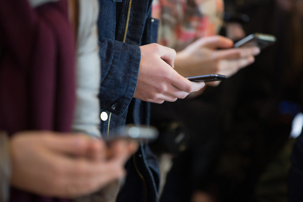Des jeunes avec des smartphones Des jeunes avec des smartphones