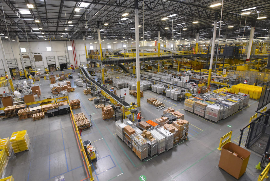 Une usine Amazon, où sont emballés les colis. // Source : Maryland GovPics Une usine Amazon, où sont emballés les colis. // Source : Maryland GovPics
