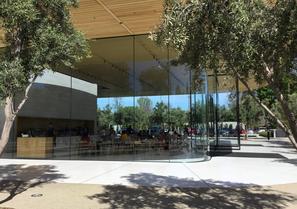 L'un des bâtiments de l'Apple Park. // Source : Julien Cadot pour Numerama