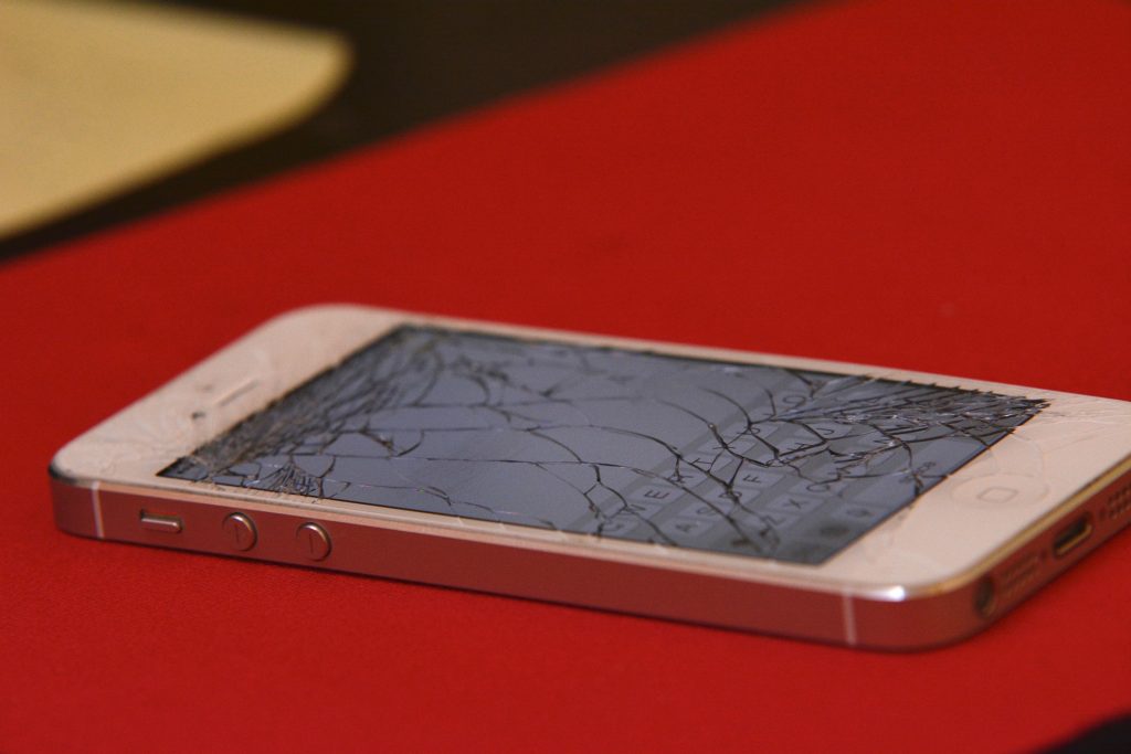 Un écran d'iPhone fissuré. // Source : yorkali Un écran d'iPhone fissuré. // Source : yorkali