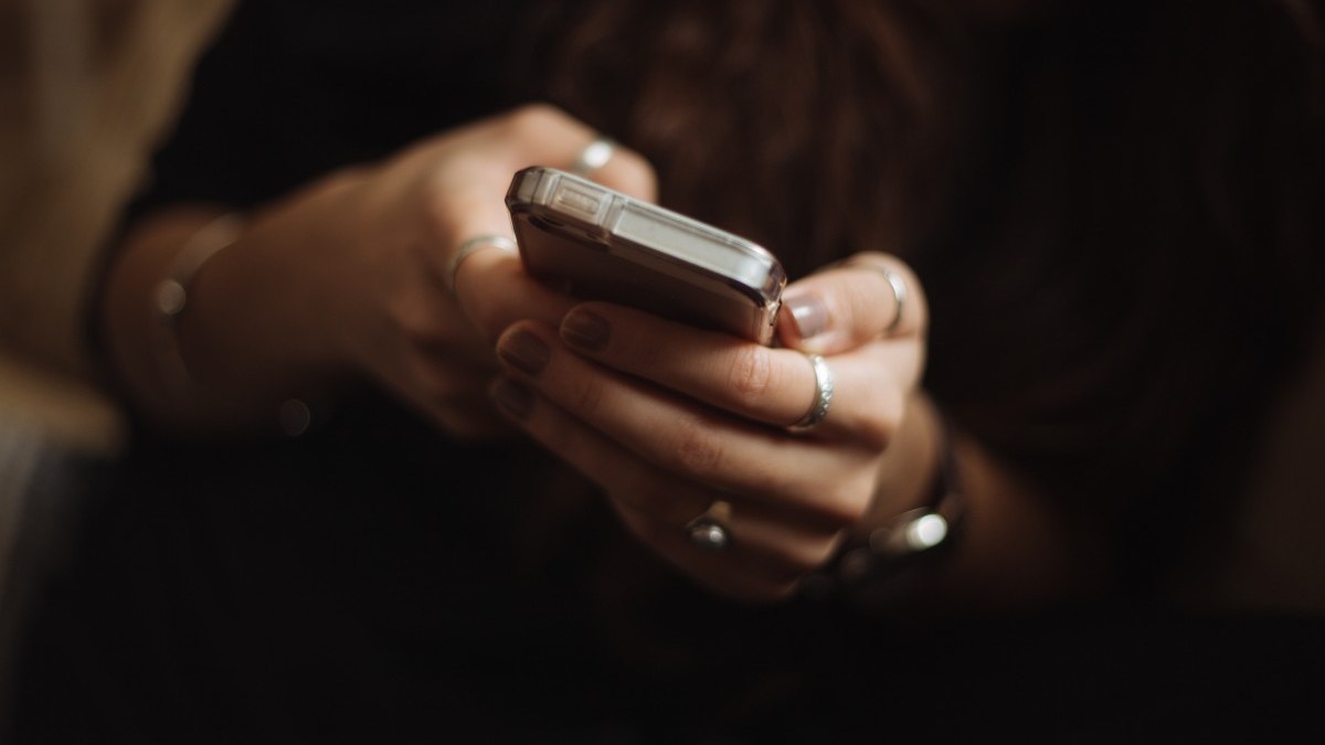 Les adolescents ont leur propre langage, pas toujours simple à déchiffrer. // Source : CC Pxhere Les adolescents ont leur propre langage, pas toujours simple à déchiffrer. // Source : CC Pxhere