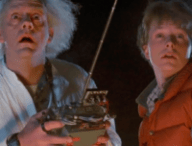 Une part de l'intrigue de Retour vers le Futur repose aussi sur les étrangetés possibles du voyage dans le temps. // Source : Film de Robert Zemeckis Une part de l'intrigue de Retour vers le Futur repose aussi sur les étrangetés possibles du voyage dans le temps. // Source : Film de Robert Zemeckis