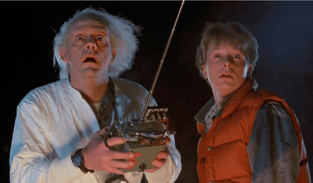 Une part de l'intrigue de Retour vers le Futur repose aussi sur les étrangetés possibles du voyage dans le temps. // Source : Film de Robert Zemeckis Une part de l'intrigue de Retour vers le Futur repose aussi sur les étrangetés possibles du voyage dans le temps. // Source : Film de Robert Zemeckis