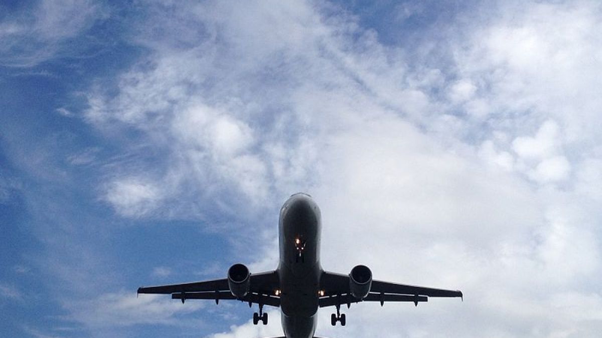 Belly of the plane, landing at NAIA // Source : Wikimedia/Urville86 