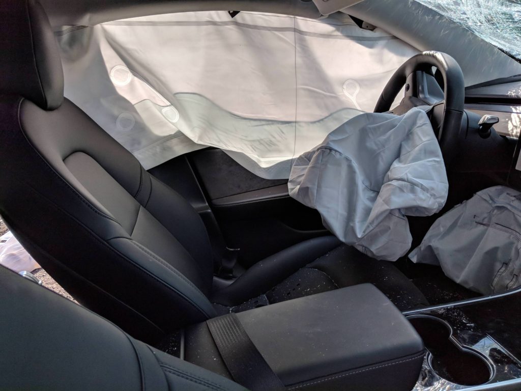 Tesla Model 3 accidentée. Imgur
Tesla Model 3 accidentée. Imgur