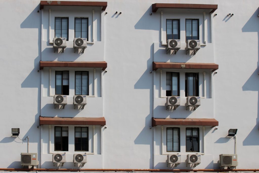 Des climatiseurs sur une façade // Source : Pxhere/CC0 Des climatiseurs sur une façade // Source : Pxhere/CC0