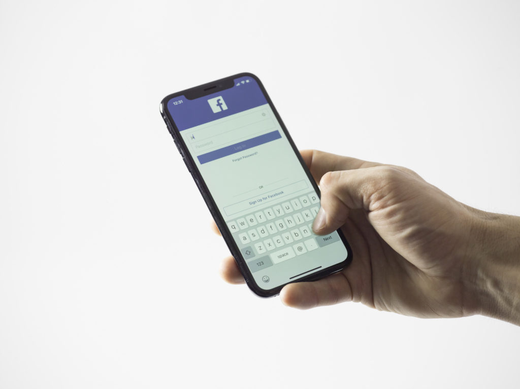 L'application Facebook sur iPhone. // Source : Quote Catalog L'application Facebook sur iPhone. // Source : Quote Catalog