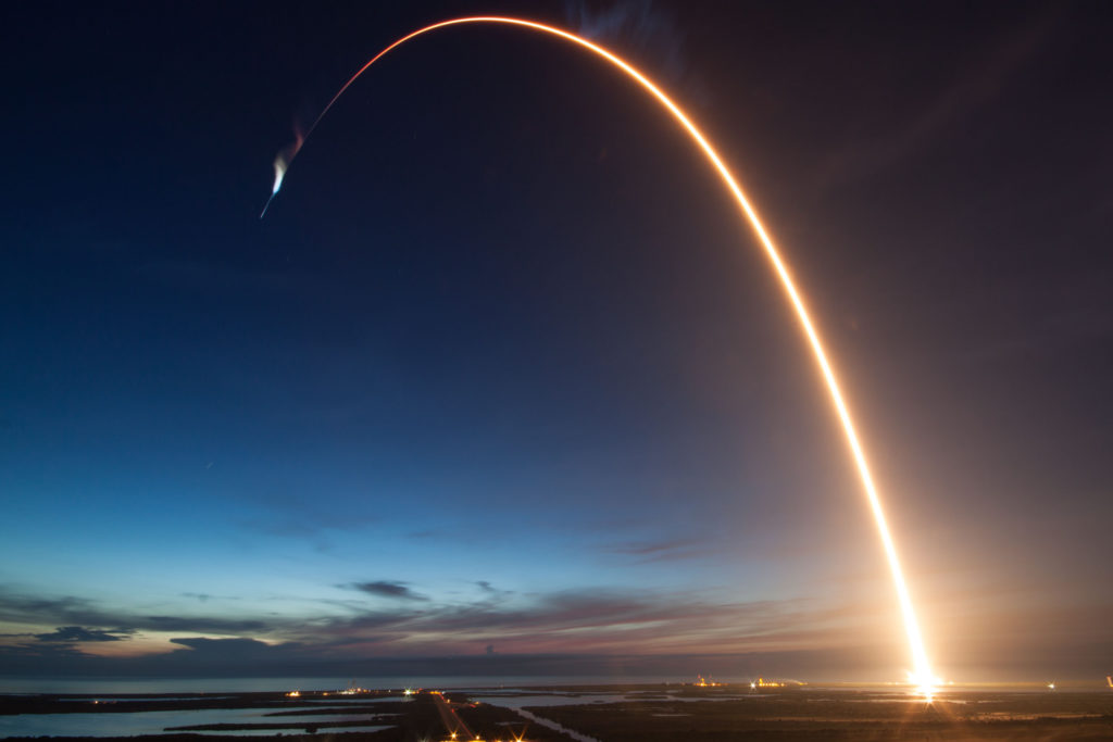 Falcon 9 SpaceX fusée lancement Falcon 9 SpaceX fusée lancement