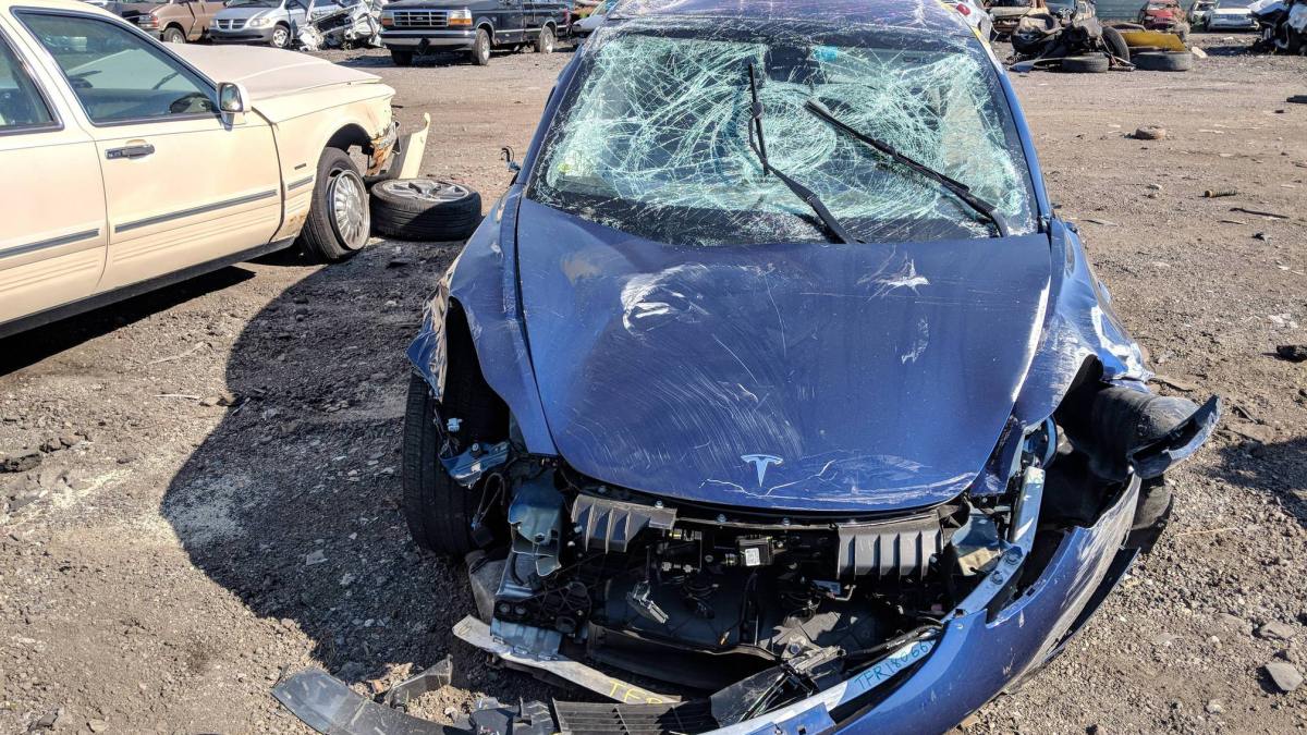 Tesla Model 3 accidentée. Imgur
Tesla Model 3 accidentée. Imgur