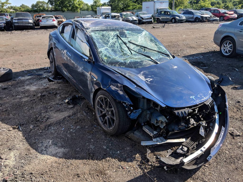 Tesla Model 3 accidentée. Imgur
Tesla Model 3 accidentée. Imgur
