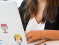 Photo d'illustration d'une personne bien trop âgée pour regarder les résultats du Bac et probablement américaine mais que voulez-vous.