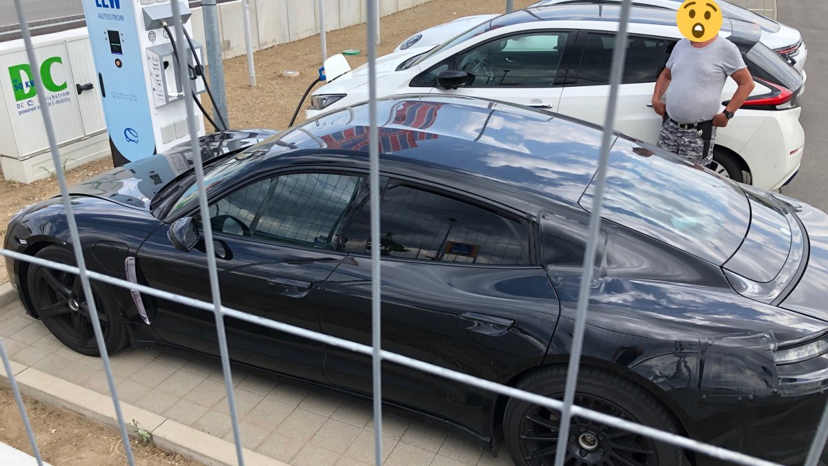 Porsche Taycan, version d'essai // Source : Jana sur Twitter Porsche Taycan, version d'essai // Source : Jana sur Twitter