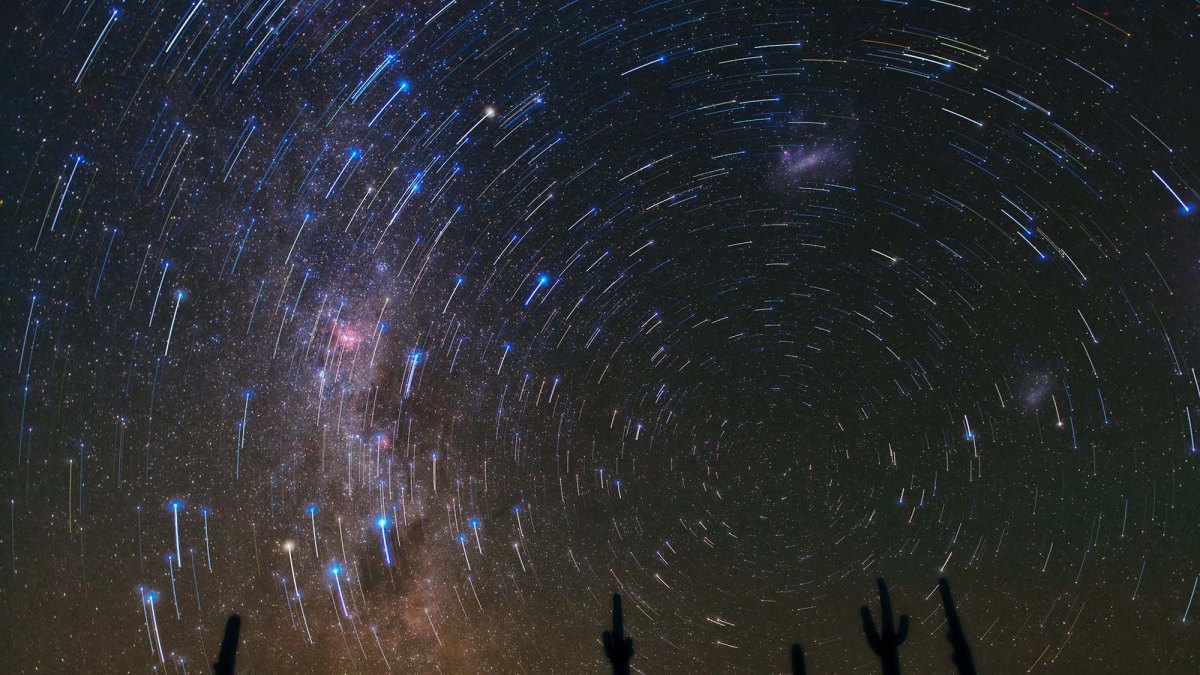 Filaments d'étoiles au-dessus d'un désert. // Source : ESO/B. Tafreshi Filaments d'étoiles au-dessus d'un désert. // Source : ESO/B. Tafreshi