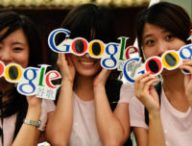 À Shanghaï, des femmes posent avec des logos Google. // Source : thats