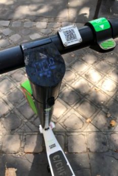 Une trottinette Lime // Source : Marie Turcan pour Numerama