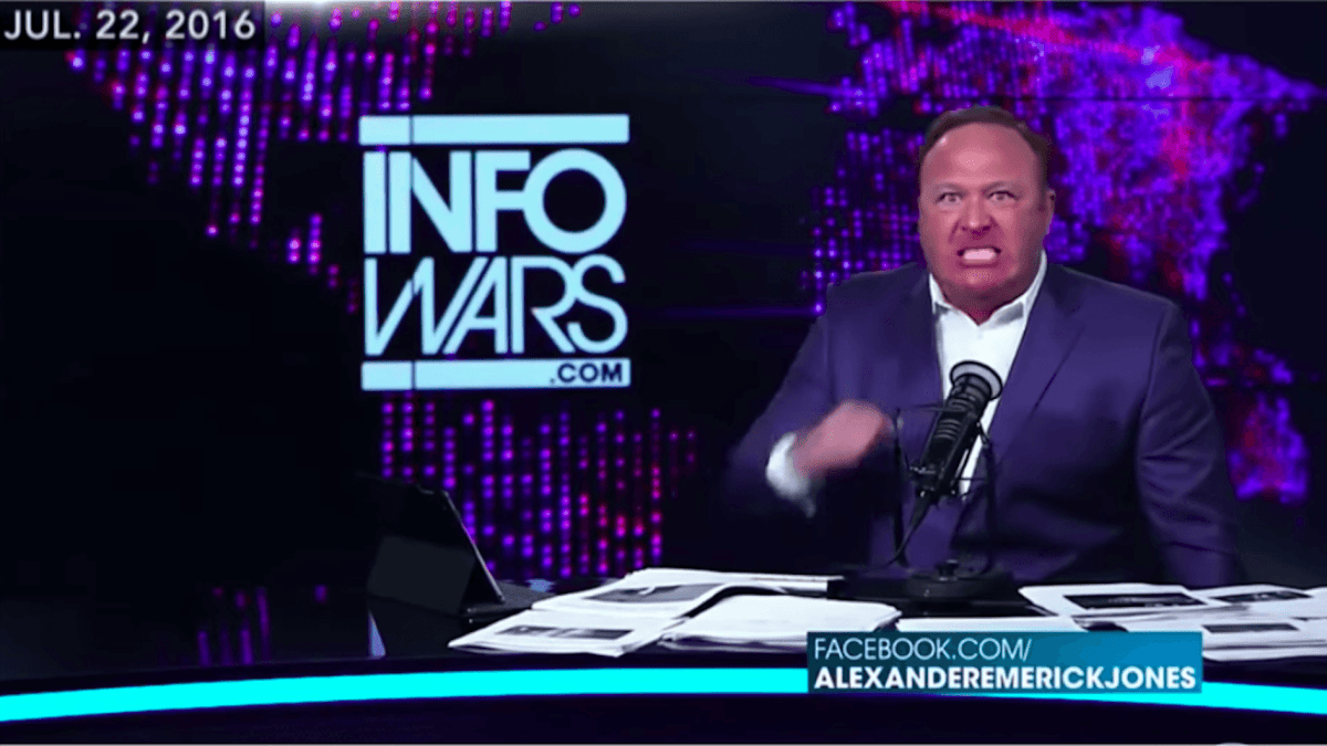 Capture d'écran d'un extrait d'INFO WARS // Source : YouTube/The Colbert Show Capture d'écran d'un extrait d'INFO WARS // Source : YouTube/The Colbert Show