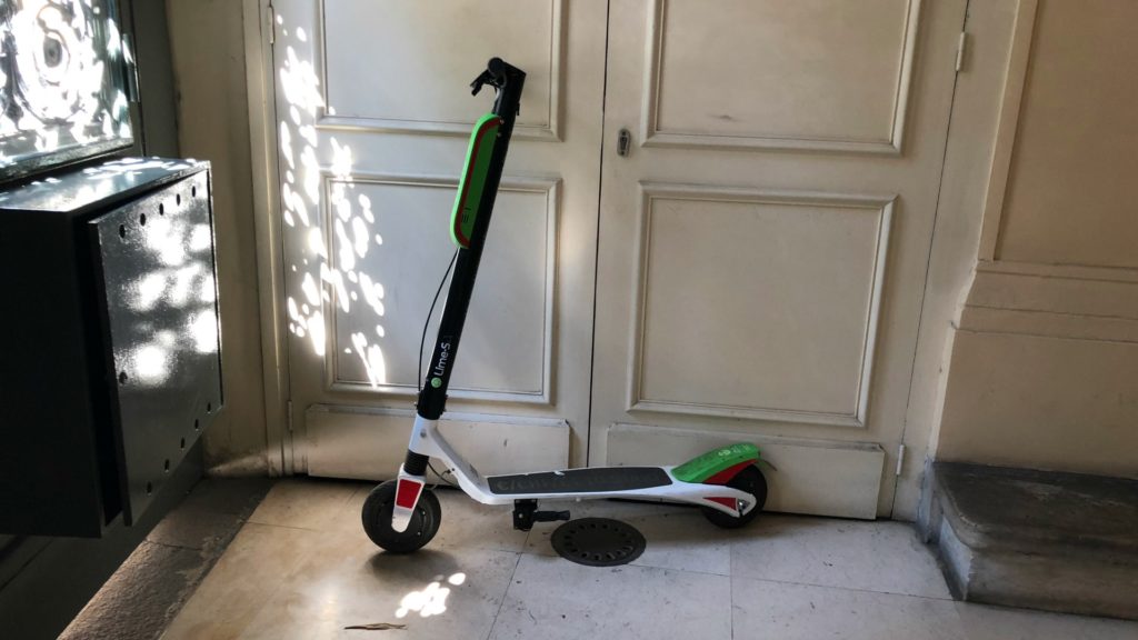 Une trottinette Lime kidnappée // Source : Marie Turcan pour Numerama