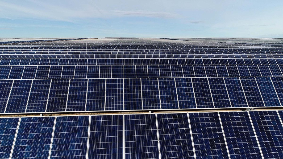 Une ferme de panneaux solaires. // Source : Facebook Une ferme de panneaux solaires. // Source : Facebook