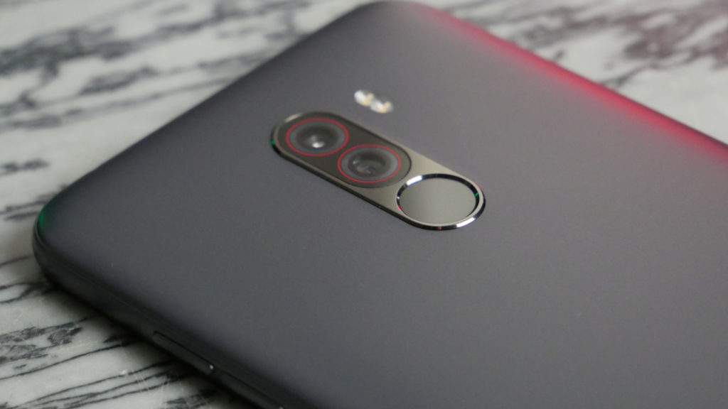 Le dos du Pocophone F1 // Source : Louise Audry pour Numerama Le dos du Pocophone F1 // Source : Louise Audry pour Numerama