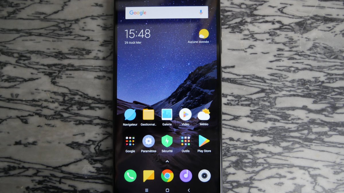 Pocophone F1 de face // Source : Louise Audry pour Numerama Pocophone F1 de face // Source : Louise Audry pour Numerama