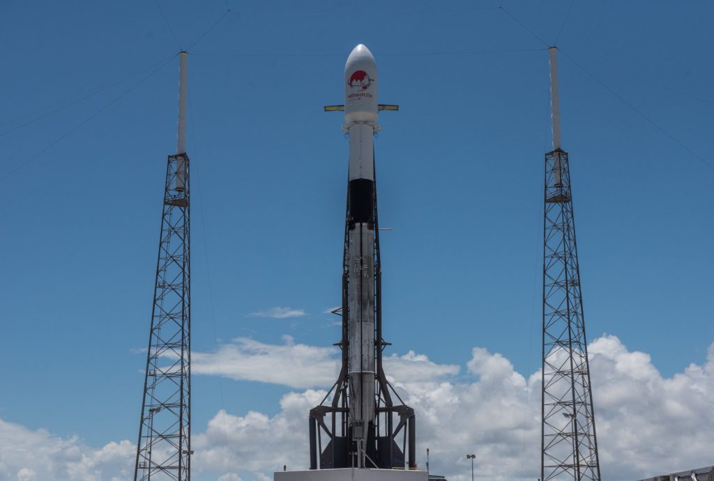 Le lanceur Falcon 9 pour Merah Putih. // Source : SpaceX Le lanceur Falcon 9 pour Merah Putih. // Source : SpaceX