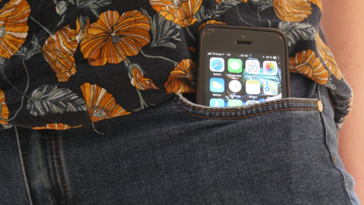 iPhone SE dans ma poche // Source : Goran Vanbeselaere iPhone SE dans ma poche // Source : Goran Vanbeselaere