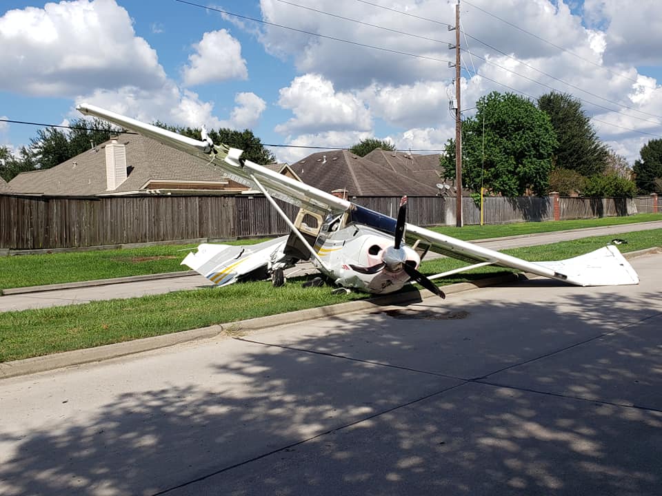 Model X versus avion // Source : Facebook Oniel Kurup Model X versus avion // Source : Facebook Oniel Kurup