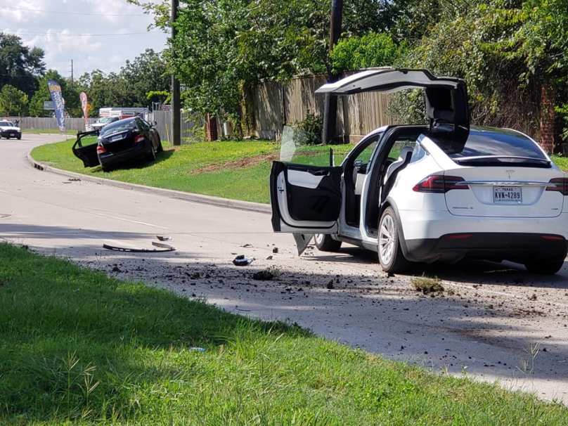 Model X versus avion // Source : Facebook Oniel Kurup Model X versus avion // Source : Facebook Oniel Kurup