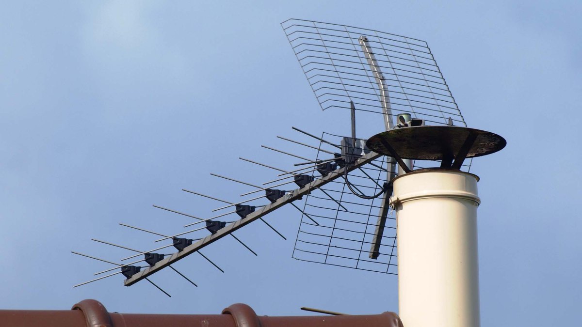 Une antenne yagi, sur un toit. // Source : François Goglins Une antenne yagi, sur un toit. // Source : François Goglins